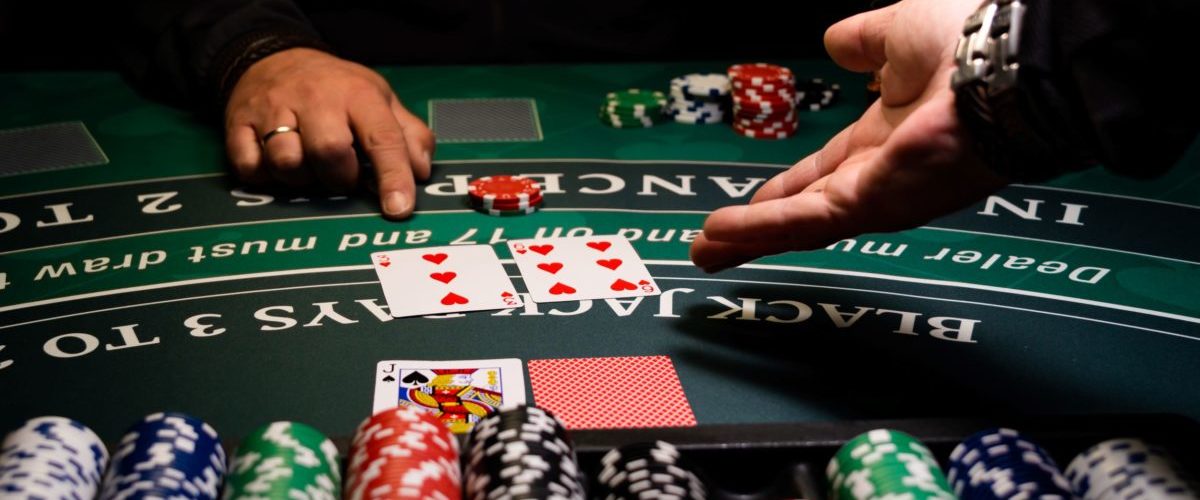 Împărţirea de mâini de Blackjack este o artă, care poate fi perfecţionată după ani de exerciţiu şi de antrenament