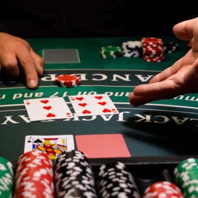 Împărţirea de mâini de Blackjack este o artă, care poate fi perfecţionată după ani de exerciţiu şi de antrenament