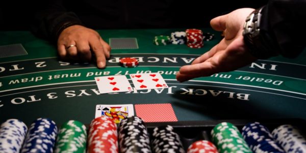 Împărţirea de mâini de Blackjack este o artă, care poate fi perfecţionată după ani de exerciţiu şi de antrenament